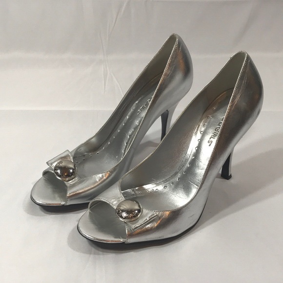 🍷3/$17 BCBG silver metallic peep toe heels - Picture 3 of 7